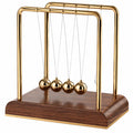 Péndulo de Newton Dorado con Base de Madera